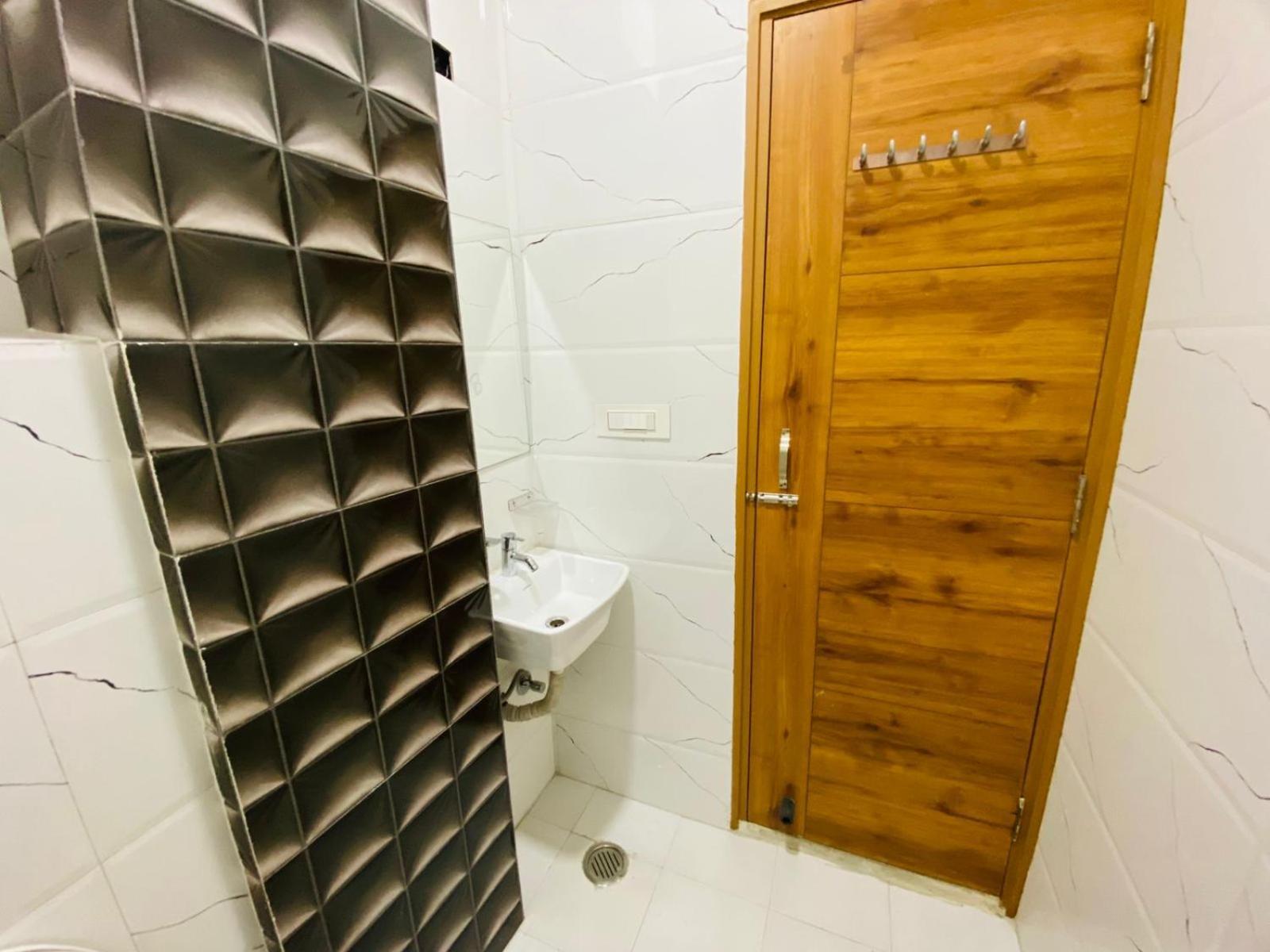 Ry Luxuries Hotel 3*